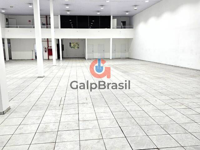 Salão térreo de 600 m² com pé-direito alto ideal para varej