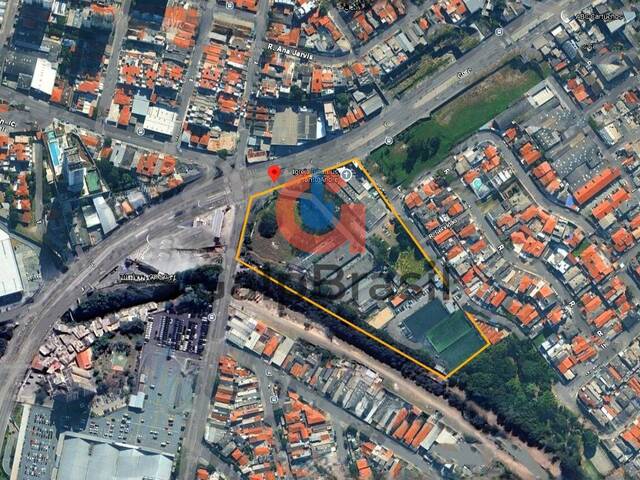 Vista aérea do terreno plano e murado em região estratégica