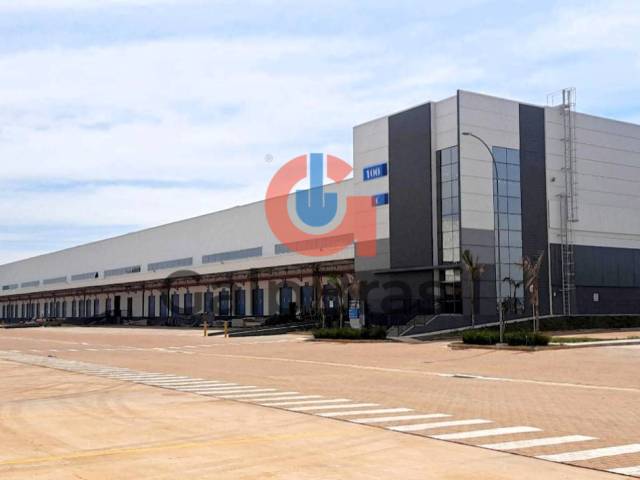 Amplo pátio com dovas