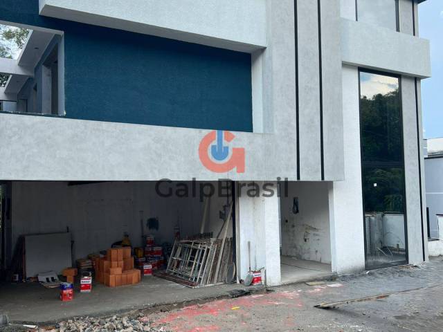 Em oMansão luxuosa com design moderno e área verde preservad