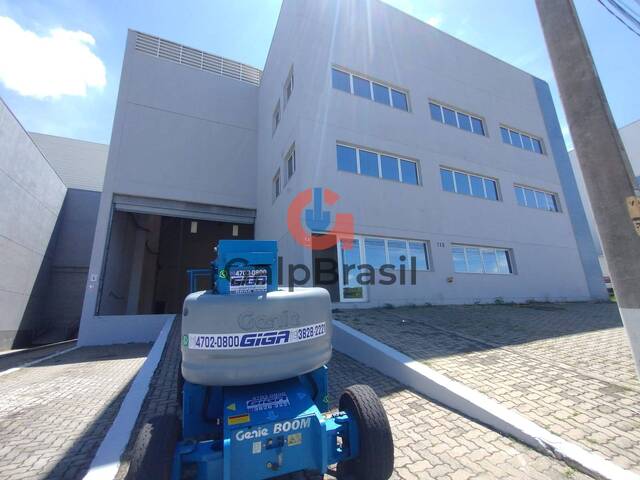 Acesso de caminhões em galpão logístico Vargem Grande Paulis