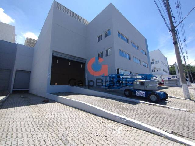 Entrada do galpão em condomínio fechado com segurança