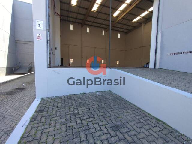 Docas para carga e descarga em galpão logístico