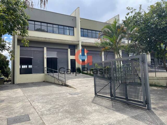 Galpão com 3 docas em Tamboré