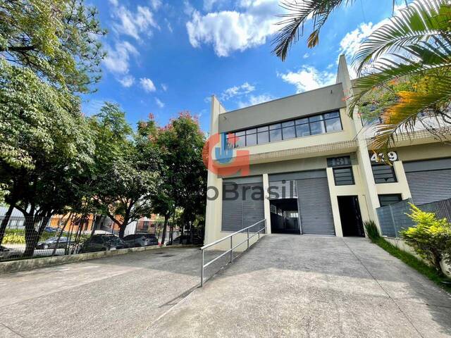 Galpão com 3 docas em Tamboré