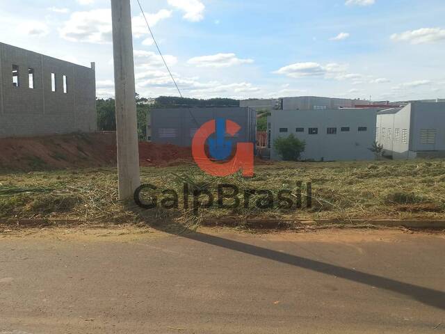 Área plana pronta para construção empresarial