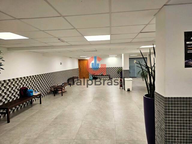 Vista da entrada principal com acesso corporativo