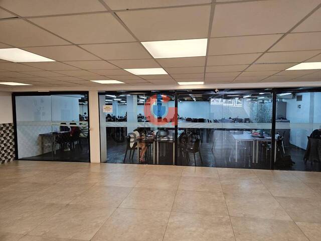 Vista da entrada principal com acesso corporativo