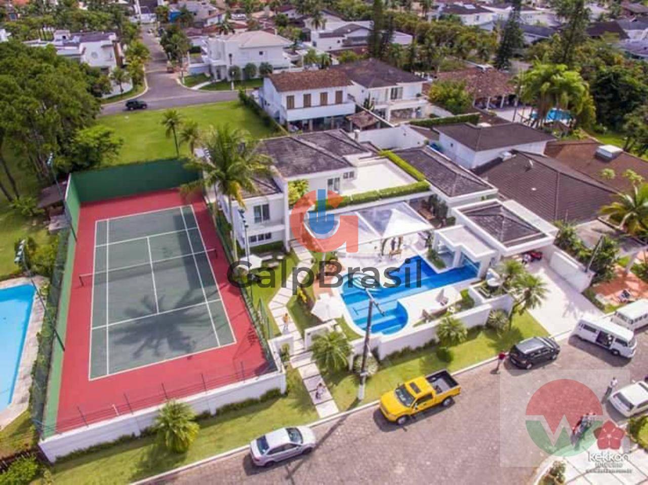 Mansão à Venda no Condomínio Acapulco – Piscina e Quadra de Tênis